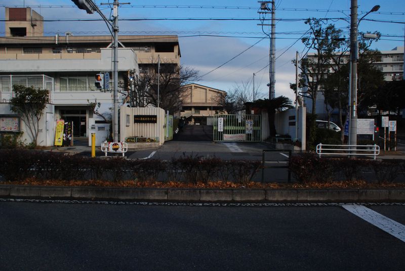 ６０きょうちゃん いろいろあって 06 朝 起きたら太陽拝み ふらふらせん と やらにゃ 日が暮れたら寝せい 昔のくらしと学校 ０２ ２８ 東佐井寺小学校 吹田市立博物館 平成28年1月14日 木